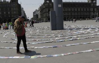 Organizan en el Zócalo capitalino espiral de libros para donarlos a los centros penitenciarios
