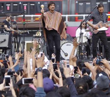 Zoé ofrece concierto en la Glorieta de Insurgentes