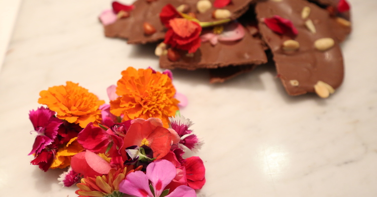 Cocina con flores comestibles y chocolate