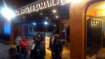 Dispara a sujeto en restaurante y escapa
