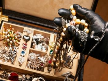 Detienen a ocho por robo en joyería