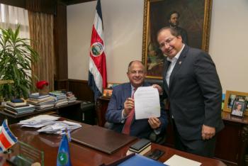 Presidente Luis Guillermo Solís firma decreto para crear Comisión de Manejo Integrado de Acuíferos en Sardinal