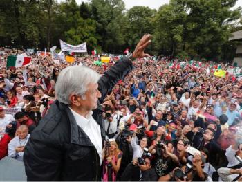 Reciben a AMLO en explanada alterna de BJ