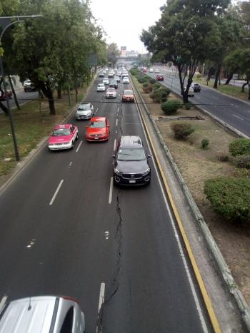 Se abre una grieta sobre Viaducto Rio de la Piedad