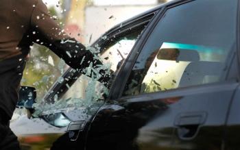 Intentan robar su auto y balea al asaltante
