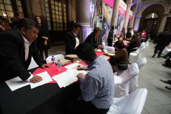 Reciben familias afectadas por 19s apoyos económicos del INVI