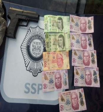 POLICÍAS DETIENEN A UN HOMBRE POR ROBO A NEGOCIO EN LA DELEGACIÓN CUAUHTÉMOC