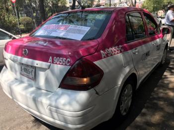SEMOVI retira tarjetón a operador de taxi por estar involucrado en incidente de maltrato animal