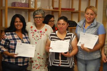 ENTREGAN RECONOCIMIENTOS A 50 PERSONAS QUE CONCLUYERON EDUCACIÓN BÁSICA Y MEDIA