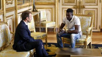 Macron concede nacionalidad a inmigrante que salvó a niño