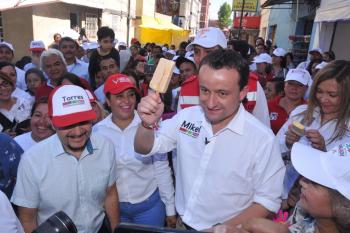 MIKEL RECORRE UNIDADES HABITACIONALES Y VECINDADES DE TEPITO Y SE COMPROMETE A RESCATARLAS