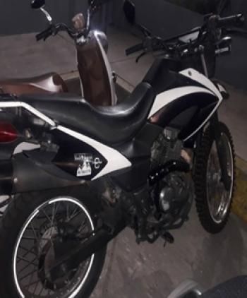 RECUPERAN POLICÍAS DE LA SSP-CDMX, DOS MOTOCICLETAS Y DETIENEN A LOS IMPLICADOS