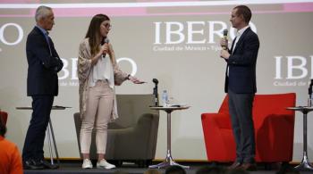 Entre aplausos y gritos de presidente, presidente, reciben a Anaya en la Ibero