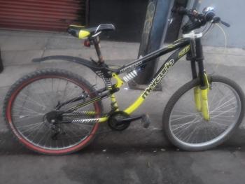 DETIENEN POLICÍAS A UN HOMBRE RELACIONADO AL ROBO DE UNA BICICLETA EN LA COLONIA CENTRO