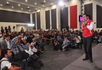 NO SOY INTOLERANTE NI HOMOFÓBICO, AFIRMA MIKEL EN LA UNIVERSIDAD IBEROAMERICANA