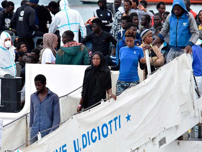 Recibe Italia a 900 migrantes