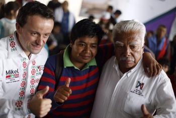 VECINOS EN MILPA ALTA OFRECEN SU APOYO A MIKEL ARRIOLA