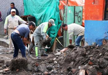 RETIRAN ESCOMBRO EN SANTA MARÍA NATIVITAS, XOCHIMILCO