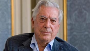 Por caída hospitalizan a Vargas Llosa