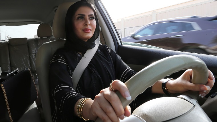 Por primera vez en la historia de ese país, mujeres al volante en Arabia Saudita