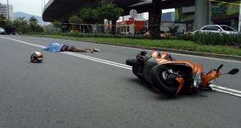 Muere motociclista por coladera abierta