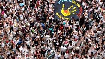 Por protestar contra la separación de familias, arrestan en EU a 600 mujeres