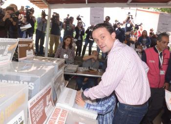 MIKEL VOTA Y AFIRMA QUE GANARÁ; SI HAY ANOMALÍAS LAS DENUNCIAREMOS