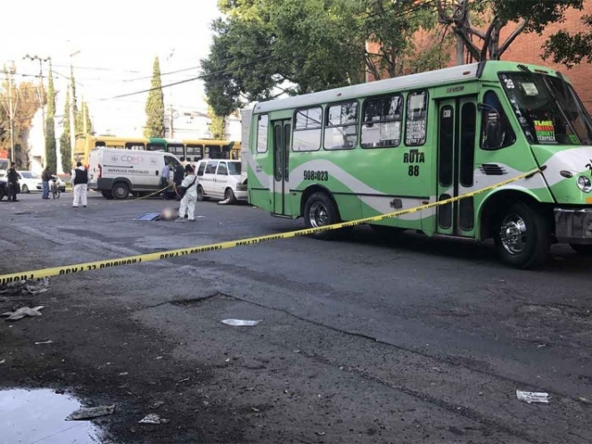 Muere mujer al ser atropellada por un camión en Azcapotzalco