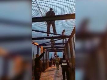 POLICÍAS DE LA SSP-CDMX EVITAN QUE UN HOMBRE SE ARROJE DE UN PUENTE EN IZTAPALAPA