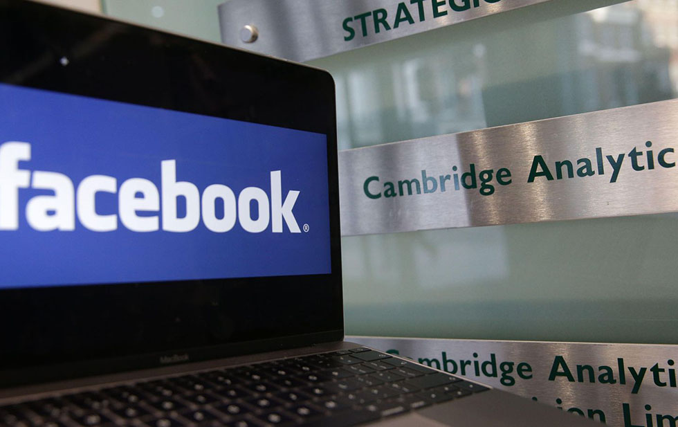 En Reino Unido multan a Facebook por robo de datos