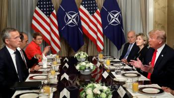 En la OTAN Trump llama a Alemania prisionera de Rusia y Merkel responde