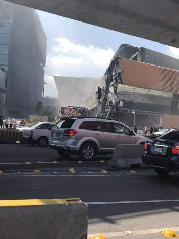 Se desploma un costado del centro comercial Artz Pedregal.