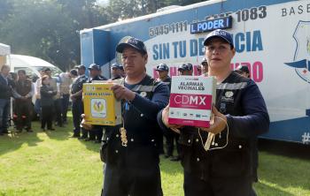 DISTRIBUYEN ALARMAS VECINALES EN CEDA