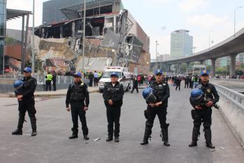 APOYAN POLICÍAS DE LA SSP-CDMX ANTE DERRUMBE DE PLAZA COMERCIAL AL SUR DE LA CIUDAD