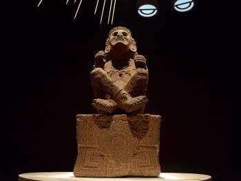 Identifican tres colores en la escultura mexica del dios Xochipilli