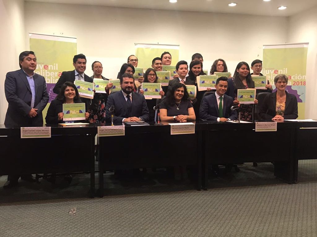 Premia IECM a ganadores de Concurso Juvenil de Deliberación Pública