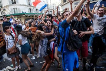 Detienen a más de 300 personas en París por festejos