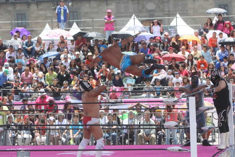 Celebran 20 mil aficionados en Zócalo Capitalino día histórico para la lucha libre mexicana