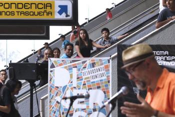 Desborda Di/Verso sus fronteras con intervención poética en el Metro