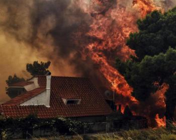 Van 60 muertos por incendios en Grecia