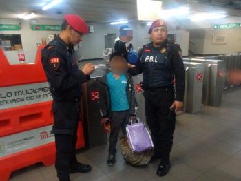 LOCALIZAN POLICÍAS DE LA SSP-CDMX A UN MENOR DE EDAD EXTRAVIADO EN EL METRO