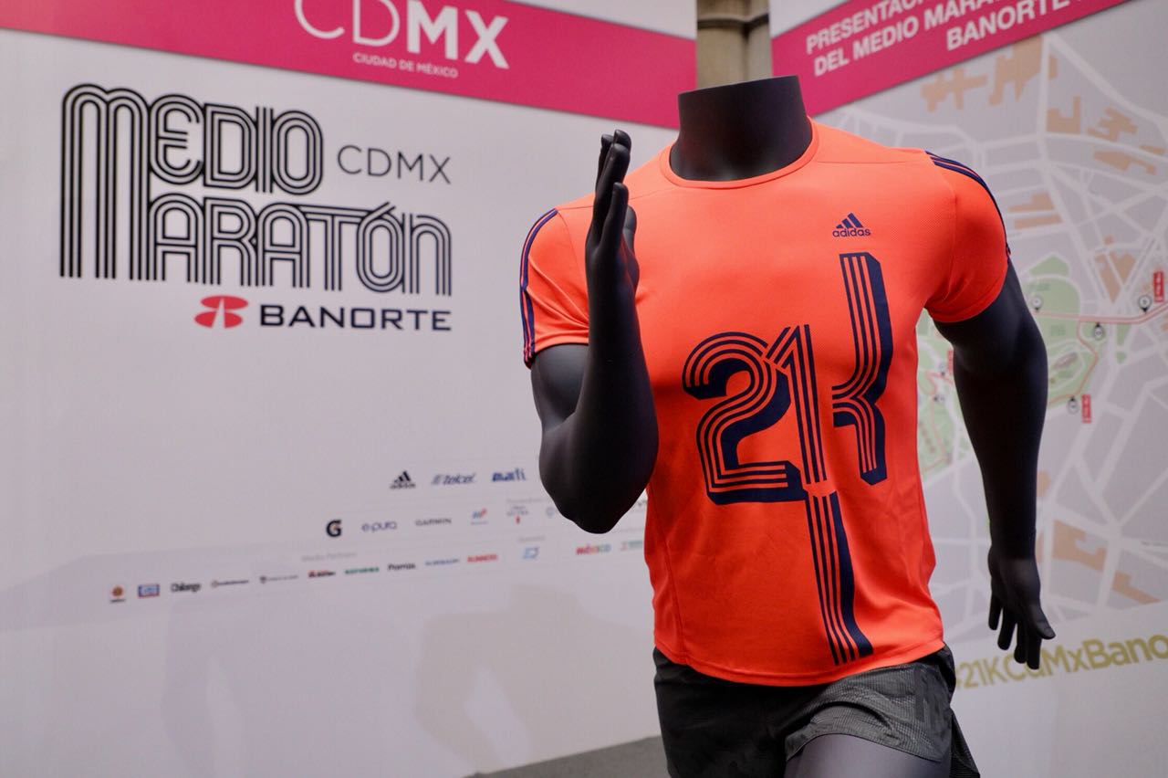 Presenta Amieva playera y medalla del Medio Maratón de la CDMX