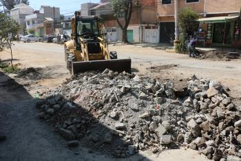 CON SEXTA JORNADA DE LIMPIEZA, SACAN CASI 2 MIL METROS CÚBICOS DE ESCOMBRO DE CALLES DE XOCHIMILCO
