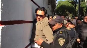 Policías detienen a presunto ladrón en la esquina de la casa de transición de AMLO