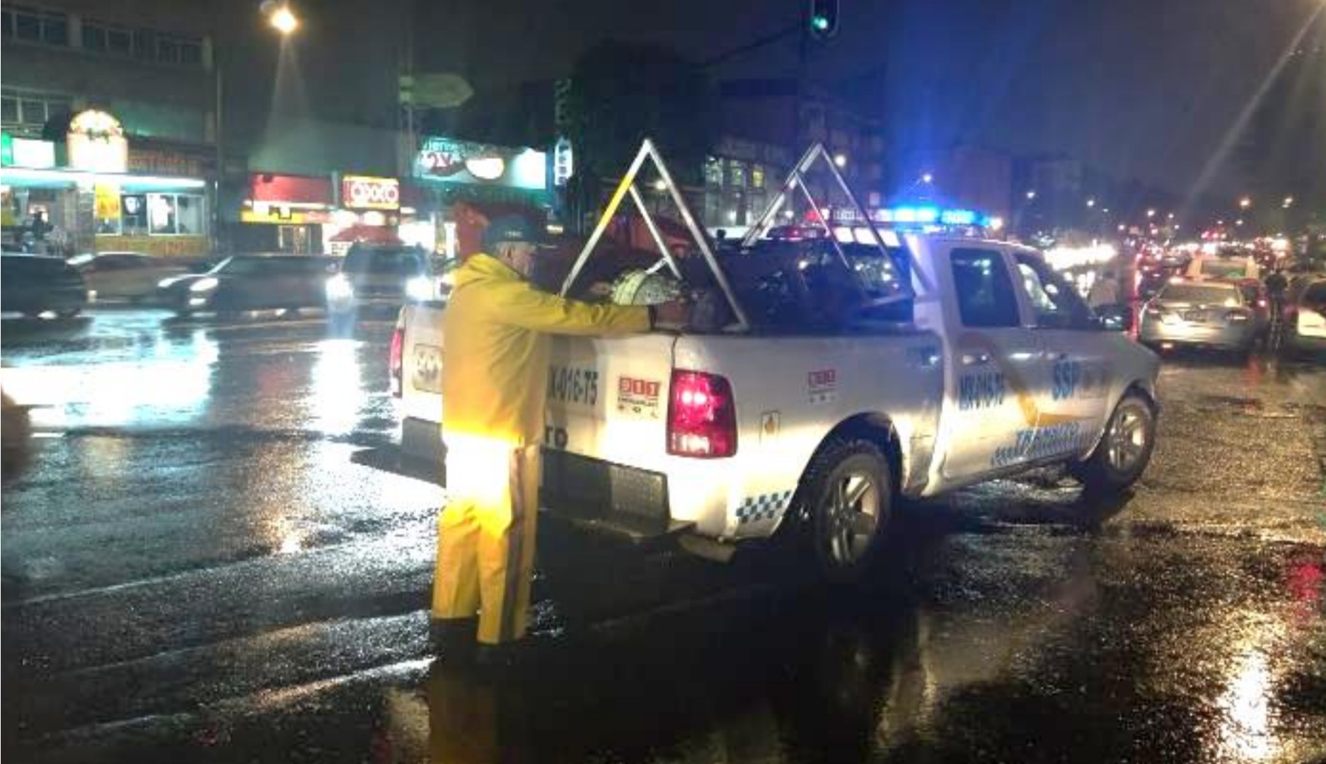 RECUPERA SSP-CDMX ESPACIOS PÚBLICOS Y RETIRA OBJETOS PARA APARTAR LUGARES EN LA COLONIA SAN RAFAEL