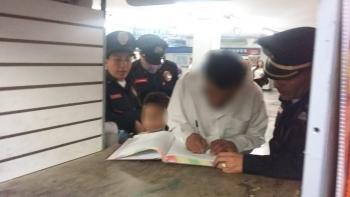 POLICÍAS AYUDAN A MENOR EXTRAVIADO EN EL TRANSPORTE PÚBLICO PARA ENCONTRAR A SU PADRE