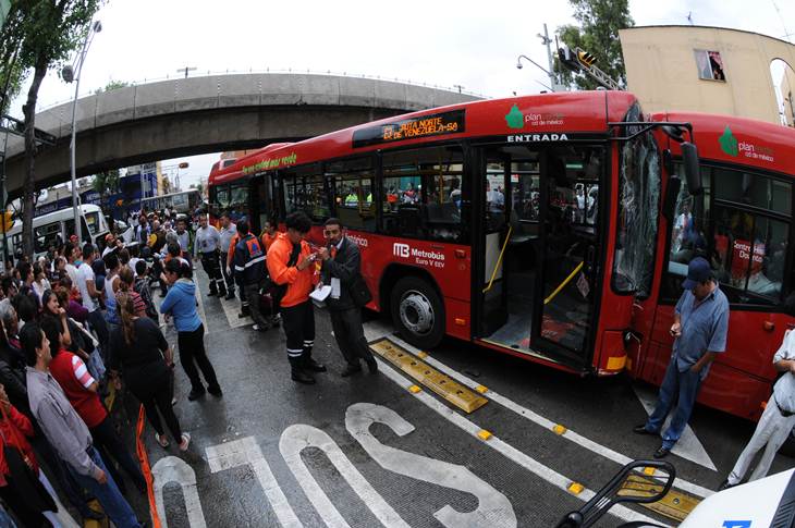 Accidente vial entre Metrobús y auto compacto