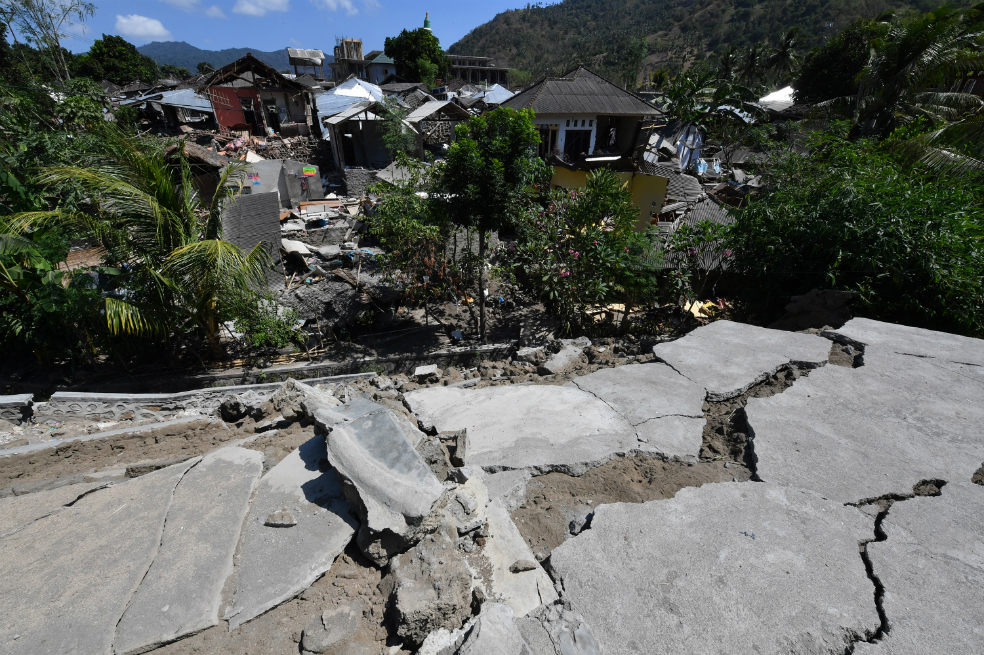Aumenta a 142 la cifra de muertos por temblor en Indonesia