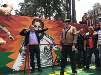 Reconocen trayectoria futbolista de Cuauhtémoc Blanco