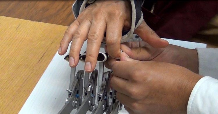 Crea IPN dispositivo a bajo costo para rehabilitar los dedos de la mano